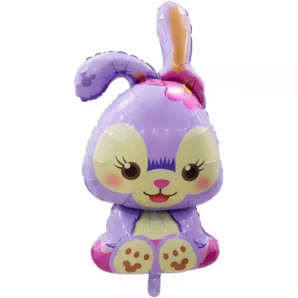 Balon din folie metalizată gigant decupat în formă de iepuraș StellaLou, colorat în lila pastel, cu o floricică roz prinsă la ureche, ilustrat în poziție șezândă, cu ochi mari și obrăjori roz