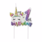 Lumanare alba din ceara cu forma de unicorn detalii curcubeu stelute si textul My 1st Birthday sustinuta de doua tije albe.