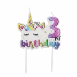 Lumanare alba din ceara cu forma de unicorn coronita curcubeu cifra 3 si textul My 3rd Birthday sustinuta de doua tije.