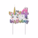 Lumanare alba din ceara cu forma de unicorn fluturi colorati cifra 4 in nuante degrade si textul My 4th Birthday sustinuta de doua tije.