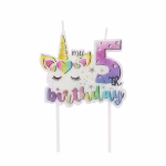 Lumanare alba din ceara cu forma de unicorn inimi colorate cifra 5 in nuante degrade si textul My 5th Birthday sustinuta de doua tije.