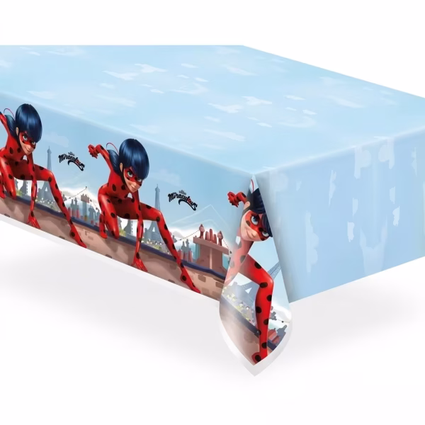 Față de masă pentru petreceri ilustrând-o pe supereroina Ladybug în acțiune pe acoperișurile din Paris cu Turnul Eiffel în fundal pe margini și un cer albastru cu nori pe partea superioară