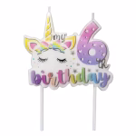 Detaliu cu lumanarea alba din ceara pentru tort, ilustrand fata unui unicorn cu corn auriu, cifra 6 in nuante de mov pastel si mesajul multicolor My 6th Birthday. Produsul are doua tije de sustinere.