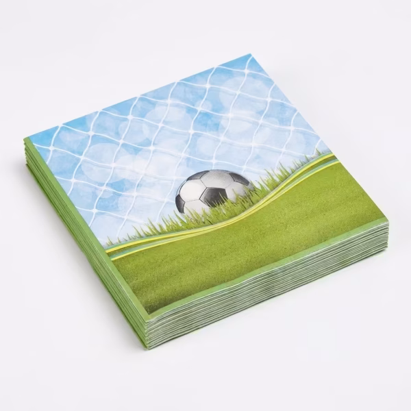 Servetele de masa decorate cu o minge de fotbal pe gazon verde plasa de poarta si cer senin