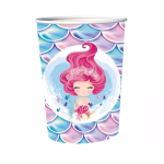 set 8 pahare sirena 200 ml Set de 8 pahare din carton pentru petrecere, capacitate 200 ml. Design tematic marin cu un fundal de solzi in nuante iridescente si o ilustratie centrala cu o mica sirena cu par roz, tinand un buchet de corali.