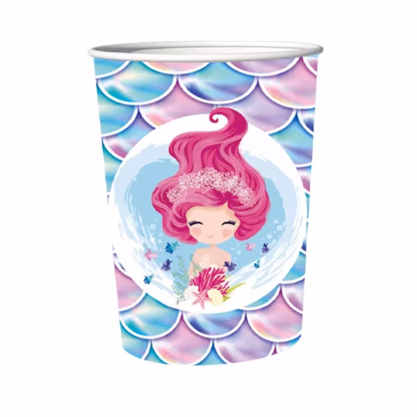 set 8 pahare sirena 200 ml Set de 8 pahare din carton pentru petrecere, capacitate 200 ml. Design tematic marin cu un fundal de solzi in nuante iridescente si o ilustratie centrala cu o mica sirena cu par roz, tinand un buchet de corali.