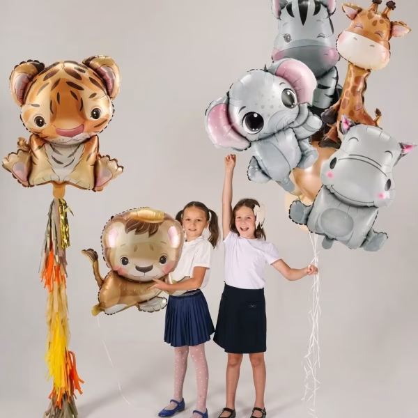 Set 6 Baloane Folie Animalute Safari, Design Baby Jungla Set de 6 baloane din folie in forma de pui de animale safari, incluzand un tigru, un leu, un elefant, un hipopotam, o zebra si o girafa, tinute cu bucurie de doua fetite.