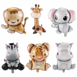 Set 6 Baloane Folie Animalute Safari, Design Baby Jungla Set de 6 baloane din folie in forma de pui de animale safari, incluzand un tigru, un leu, un elefant, un hipopotam, o zebra si o girafa, tinute cu bucurie de doua fetite.