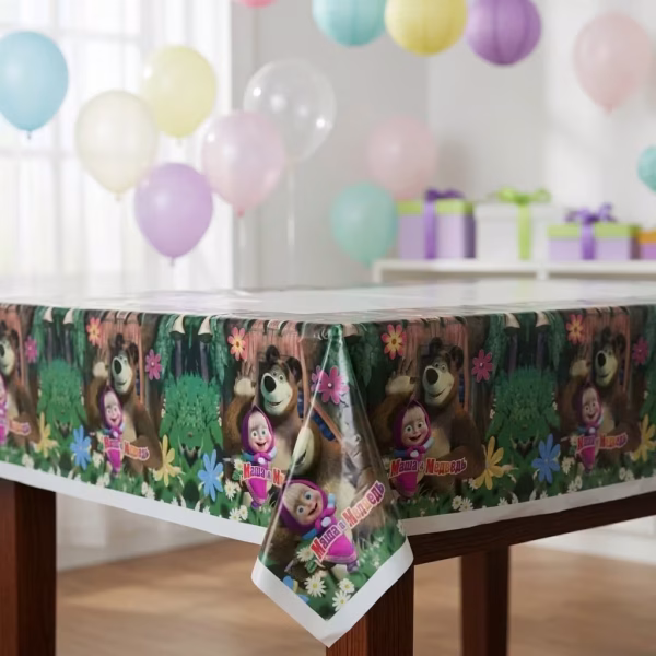 Fata de masa din folie de plastic cu personajele Masha si Ursul asezata pe o masa festiva pentru petrecerea copiilor