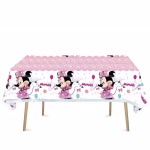 Fata de masa din plastic cu imprimeu tematic Minnie Mouse avand centrul roz cu buline albe si bordura cu indragitul personaj animat asezata pe o masa festiva