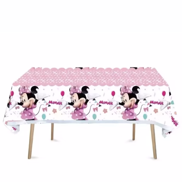 Fata de masa din plastic cu imprimeu tematic Minnie Mouse avand centrul roz cu buline albe si bordura cu indragitul personaj animat asezata pe o masa festiva
