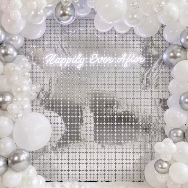 Perdea Decorativa Party Argintiu 1x2 m Decor Petrecere Decor complet de petrecere cu photo corner realizat dintr-o perdea decorativa argintie cu model decupat si o ghirlanda de baloane albe si argintii.