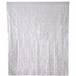 Perdea decorativa din folie metalizata culoarea argintie, cu dimensiunea de 1 metru latime pe 2 metri lungime, avand un design decupat cu forme de cruciulite.Decor complet de petrecere cu photo corner realizat dintr-o perdea decorativa argintie cu model decupat si o ghirlanda de baloane albe si argintii.