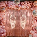 Perdea Decorativa Rose Gold 1x2 m Decor Petrecere Decor complet de petrecere cu photo corner realizat dintr-o perdea decorativa rose gold cu model decupat si o ghirlanda de baloane asortata.