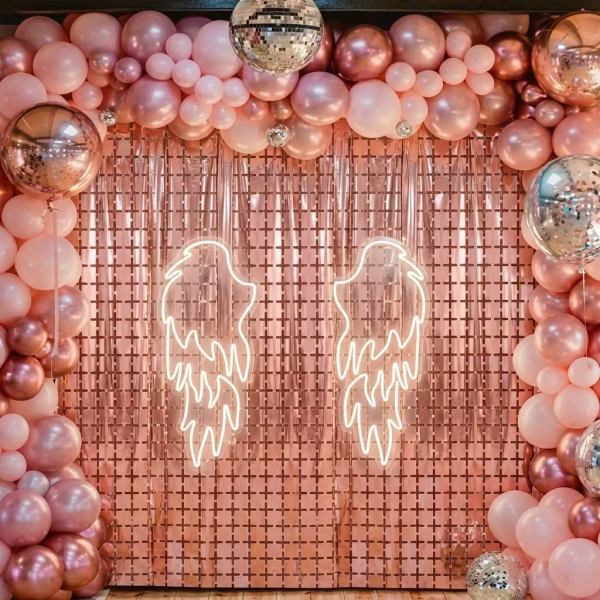 Perdea Decorativa Rose Gold 1x2 m Decor Petrecere Decor complet de petrecere cu photo corner realizat dintr-o perdea decorativa rose gold cu model decupat si o ghirlanda de baloane asortata.