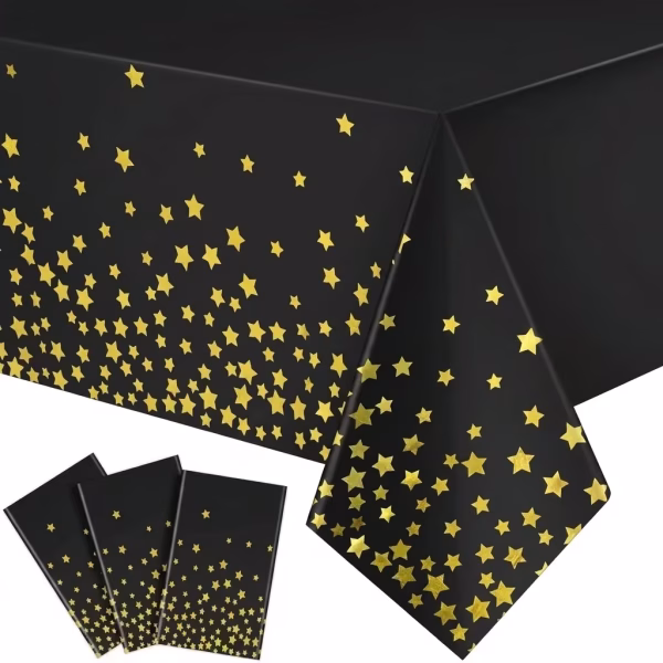 fata de masa neagra cu stele aurii Fata de masa pentru petrecere, dimensiune 137x183 cm, material din folie de plastic neagra. Design elegant cu imprimeu tip stele aurii, concentrat in partea de jos a marginilor, ideal pentru evenimente festive si revelion.