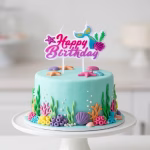 Lumanare Happy Birthday Sirena Lumanare Happy Birthday cu motive marine si coada de sirena asezata pe un tort decorat cu elemente subacvatice colorate