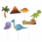 Set complet de 7 toppere pentru tort: patru dinozauri simpatici (T-Rex, Triceratops, Brachiosaurus, Stegosaurus), un vulcan, un palmier și o plăcuță cu La Mulți Ani, montate pe bețe albe.