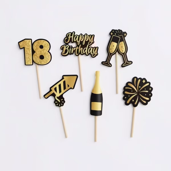 Set de 6 toppere din carton pentru tort de majorat ilustrand numarul 18 textul Happy Birthday pahare de sampanie o sticla de sampanie si artificii in culorile negru si auriu