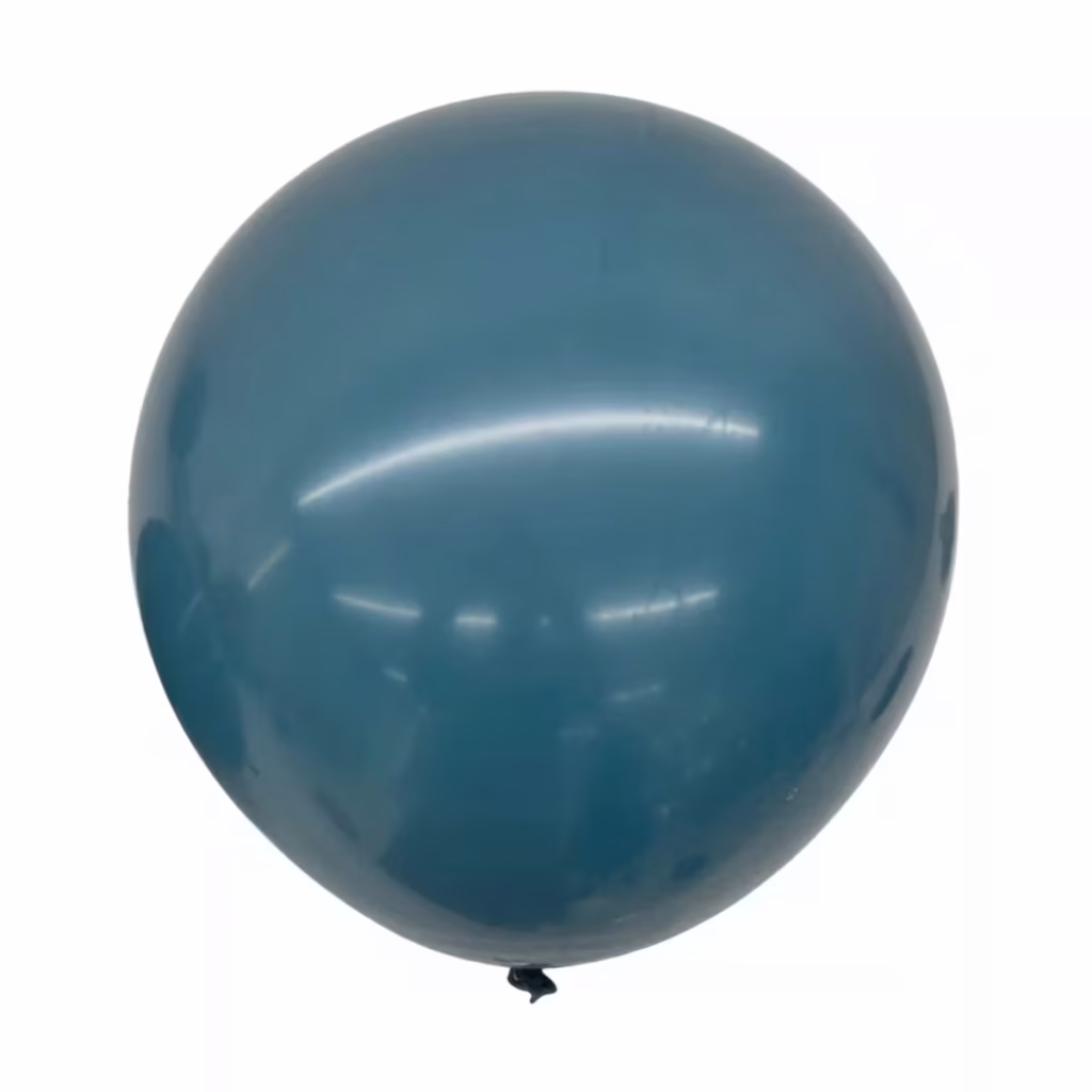 Balon din latex de dimensiuni gigantice (Jumbo), umflat perfect rotund, prezentând o nuanță mată, elegantă și sofisticată de albastru prăfuit (dusty blue), așezat pe un fundal alb neutru