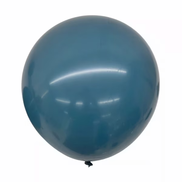 Balon din latex de dimensiuni gigantice (Jumbo), umflat perfect rotund, prezentând o nuanță mată, elegantă și sofisticată de albastru prăfuit (dusty blue), așezat pe un fundal alb neutru