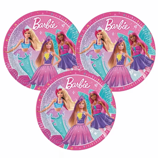 Farfurii din carton cu imprimeu Barbie ilustrand personajul in ipostaze de sirena printesa si zana pe un fundal roz decorat cu stelute