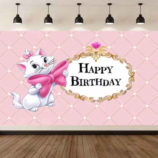 Fundal textil roz cu model tip matlasat ilustrând-o pe Pisica Marie ținând o fundă mare roz lângă un cadru auriu ornamentat cu textul Happy Birthday