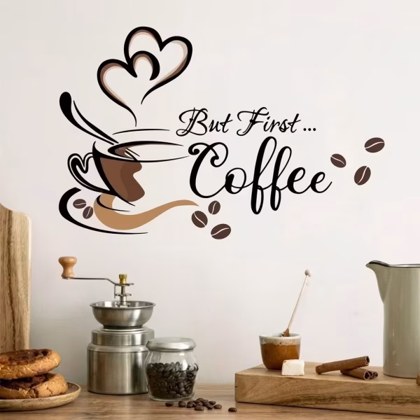 Autocolant decorativ perete pentru bucatarie ilustrand o ceasca de cafea aburinda si mesajul But First Coffee, aplicat deasupra blatului de lucru.