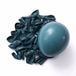 Un balon rotund din latex umflat, având o nuanță elegantă, mată și rafinată de albastru prăfuit (dusty blue), așezat deasupra unei grămezi de baloane neumflate din aceeași culoare, pe un fundal alb neutru