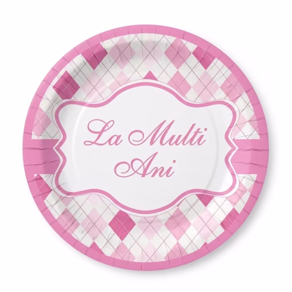 set 8 farfurii roz la multi ani 18 cm Set de 8 farfurii mici din carton pentru tort, dimensiune 18 cm. Design elegant in nuante de roz si alb cu model in romburi si textul cursiv La Multi Ani.