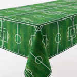 Fata De Masa Tematica Fotbal 120x180 cm Fata de masa din plastic asezata pe o masa dreptunghiulara avand un imprimeu verde detaliat care imita un teren de fotbal cu marcaje albe