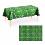 Detaliu de sus al fetei de masa din folie de plastic prezentand textura de gazon verde si liniile albe specifice unui teren de sport