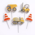 Set 5 Lumanari Tort Masini Constructii 7x5 cm Set de cinci lumanari pentru tort incluzand o basculanta un stivuitor o betoniera si doua conuri de trafic montate pe betisoare