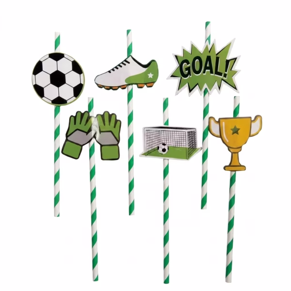 set 6 paie tematica fotbal Grup de 6 paie din hartie cu dungi verzi si albe, decorate cu ornamente tematice fotbal: minge, gheata sport, manusi de portar, trofeu auriu, poarta si mesaj exploziv GOAL.