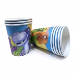 set 8 pahare dinozaur 200 ml Set de 8 pahare din carton pentru petrecere, capacitate 200 ml. Design vesel cu dinozauri simpatici pe un fundal de natura preistorica, perfect pentru aniversarile baietilor.