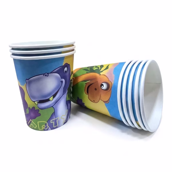 set 8 pahare dinozaur 200 ml Set de 8 pahare din carton pentru petrecere, capacitate 200 ml. Design vesel cu dinozauri simpatici pe un fundal de natura preistorica, perfect pentru aniversarile baietilor.