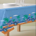 Fata de masa cu imprimeu tematic ilustrand personajele Disney Stitch si Angel pe o plaja tropicala decorata cu palmieri si valuri oceanice