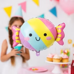 balon folie acadea 63x45 cm Balon din folie metalizata in forma de bomboana acadea, zambitoare, in culori pastelate (roz, galben, albastru). Balonul pluteste deasupra unui decor festiv de petrecere, ideal pentru tematica dulciuri sau briosa.