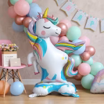 balon folie unicorn airwalker 150x100 cm Piesa centrala gigant din folie in forma de unicorn cu aripi, asezata independent pe podea intr-un decor festiv cu ghirlanda organica in culori pastelate.