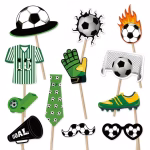 Detalii cu cele 12 piese din setul de props foto fotbal, inclusiv minge in flacari, poarta, tricou, fluier, cravata si ochelari fotbalistici.