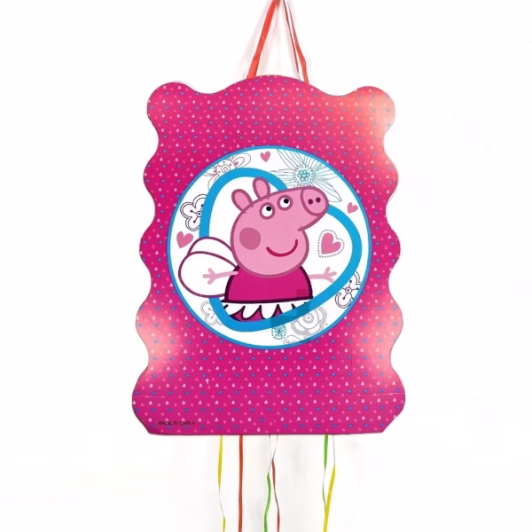 Pinata din carton de forma dreptunghiulara cu margini ondulate pe un fundal roz cu model marunt avand in centru o ilustratie cu Peppa Pig imbracata in zana cu aripioare inconjurata de inimi si prevazuta la baza cu panglici lungi si colorate