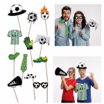 set 12 props foto fotbal Oameni distrandu-se la o petrecere folosind setul de 12 props foto cu tematica fotbal, accesorii cu bat pentru photo booth.