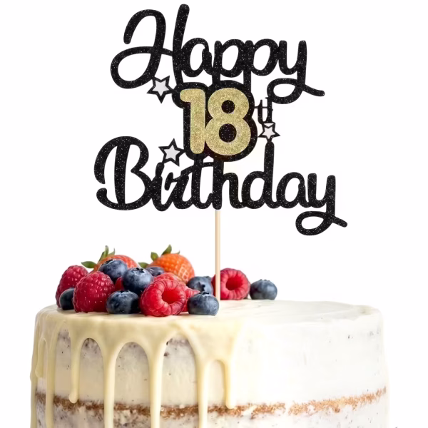 Tort decorat cu un topper din carton cu sclipici negru ce afiseaza mesajul Happy Birthday alaturi de cifra 18 contrastanta cu sclipici auriu si detalii in forma de stelute