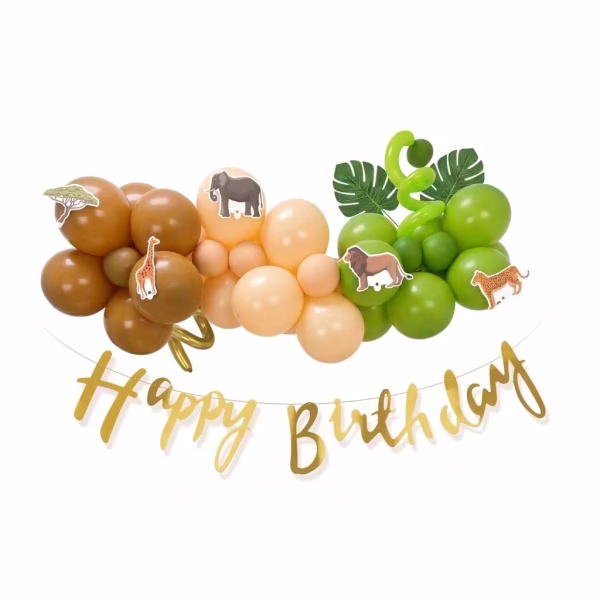 Arcada din baloane in nuante de bej kaki si mocha decorata cu animale safari din carton si un banner auriu cu textul happy birthday