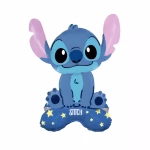 Balon din folie 3D standing cu personajul Stitch albastru avand urechi mari roz si asezat pe o baza albastra decorata cu stelute galbene