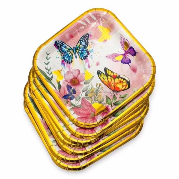 Set de farfurii din carton cu forma patrata ilustrand fluturi multicolori si flori roz pe un fundal pastelat, incadrate de o margine aurie stralucitoare