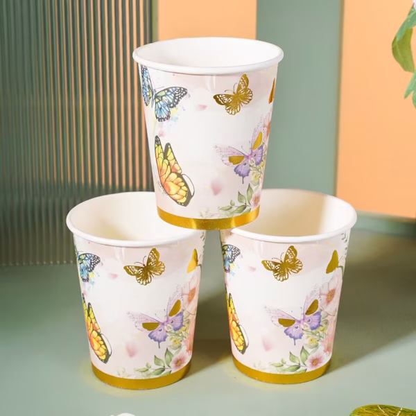 set 8 pahare fluturi si flori 200 ml Set de 8 pahare din carton pentru petrecere, capacitate 200 ml. Design floral de primavara in nuante pastelate cu fluturi multicolori si o margine aurie eleganta la baza.