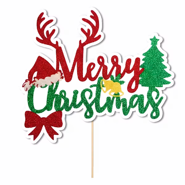 Topper pentru tort din carton decupat pe contur, ilustrând mesajul Merry Christmas cu o textură ce imită sclipiciul roșu și verde, decorat creativ cu coarne de ren, o căciulă de Moș Crăciun, o fundiță roșie, clopoței aurii și un brad verde de Crăciun