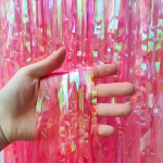 perdea decorativa party folie roz Perdea decorativa party din folie roz, dimensiuni 200 cm inaltime pe 100 cm latime. Franjuri stralucitoare cu reflexii iridescente si holografice, ideala pentru fundal foto la petreceri.