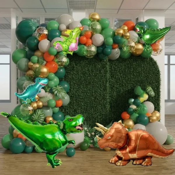 Arcada din baloane asamblata in culori de verde avocado verde retro portocaliu si white sand decorata cu figurine gigant din folie in forma de dinozauri